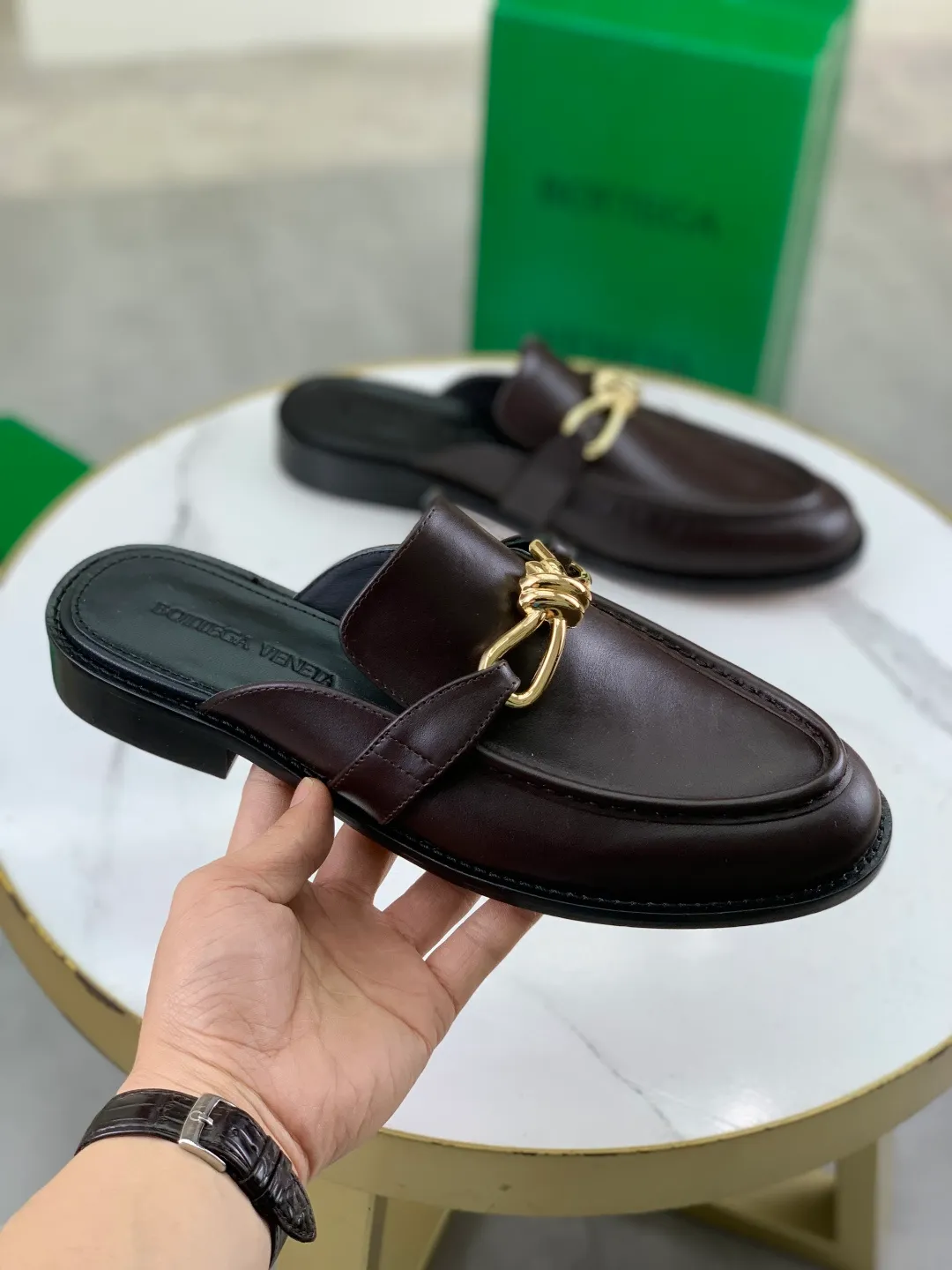 Men's shoes 💰P800 [New model] (genuine leather outsole) water-dyed cow lining 💰High-quality business couple half-slip leather shoes 💎💎💎 BOTTEGA VENETA official website synchronizes the latest top version of BV in the market, accepts material comparison, shoe type comparison, process comparison, practical and textured, versatile and suitable for any occasion, the more you look at it, the more flavorful it becomes. Purely hand-knitted craftsmanship - Upper material, calfskin imported from Italy 🇮🇹 - High-quality water-dyed cowhide lining - Original private model customized leather outsole -Size: Female 35-39 (40 ordered) Male 39-44 (38 45 can be customized) Color: Multiple colors available